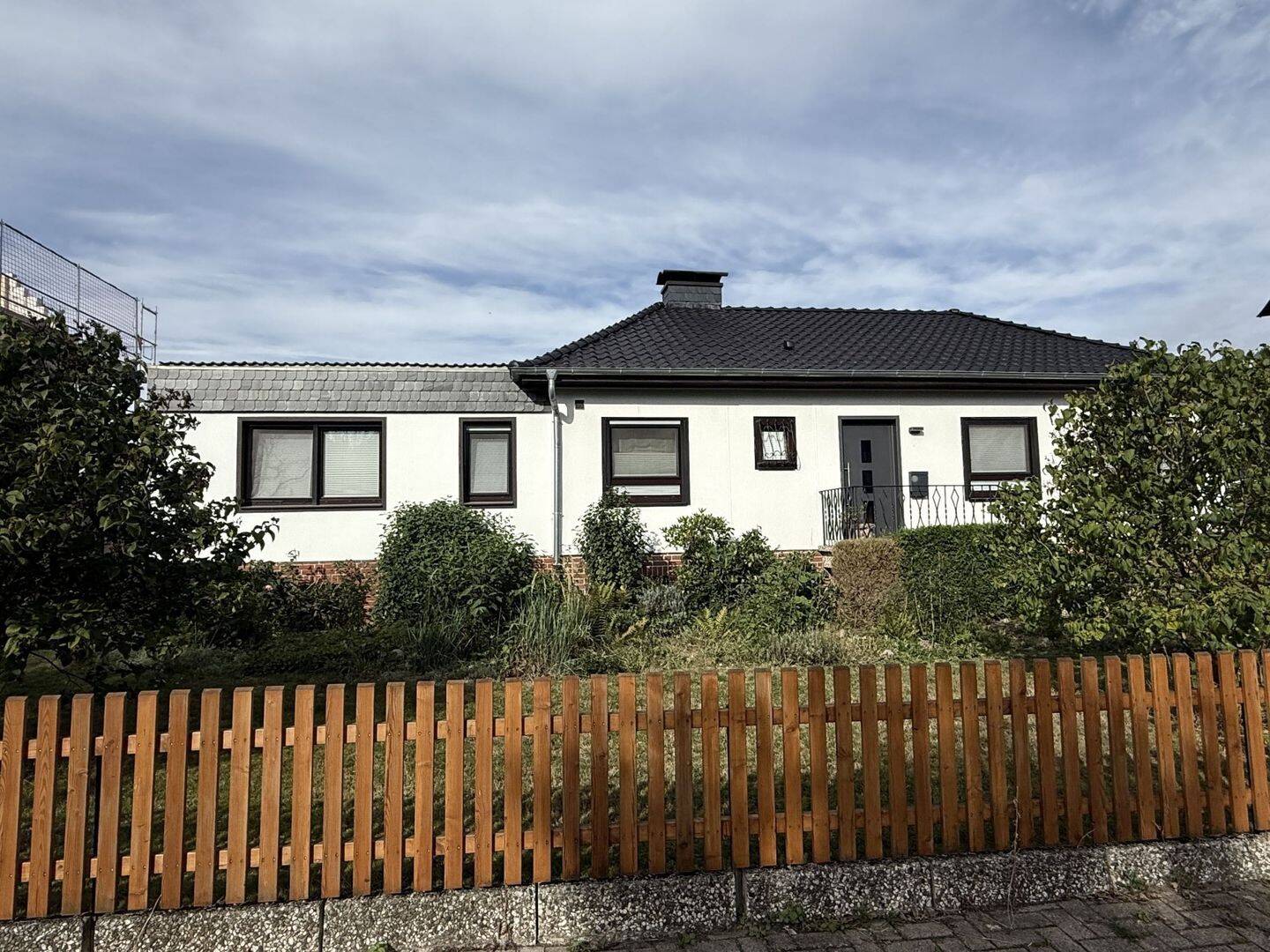 Viel Platz, viel Privatsphäre, viel Zukunft: Walmdachbungalow in Weetzen, 30952 Ronnenberg