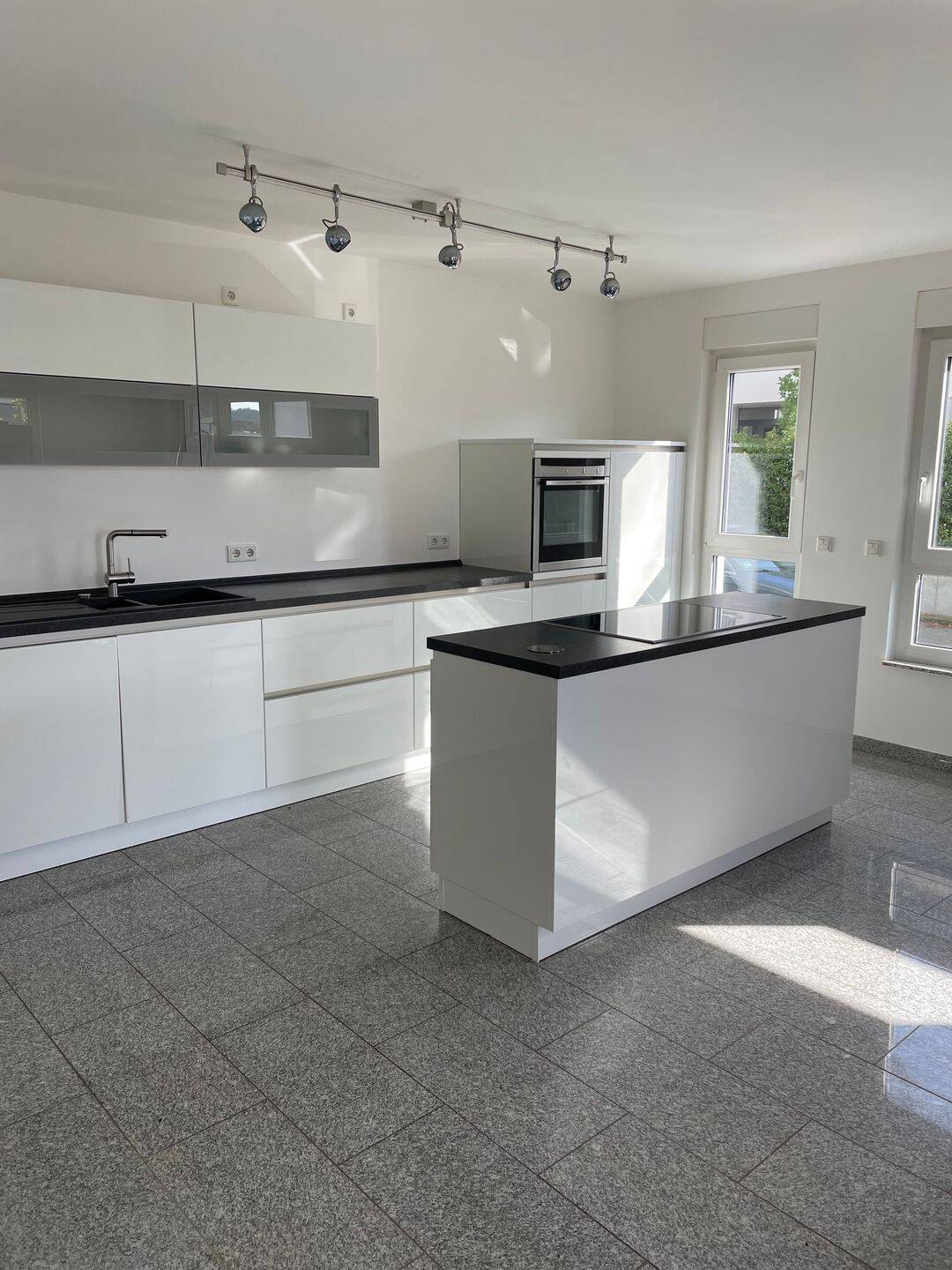 Lichtdurchflutete 4-Zimmer-Wohnung mit großer Terrasse in City & Uni Nähe, 66123 Saarbrücken