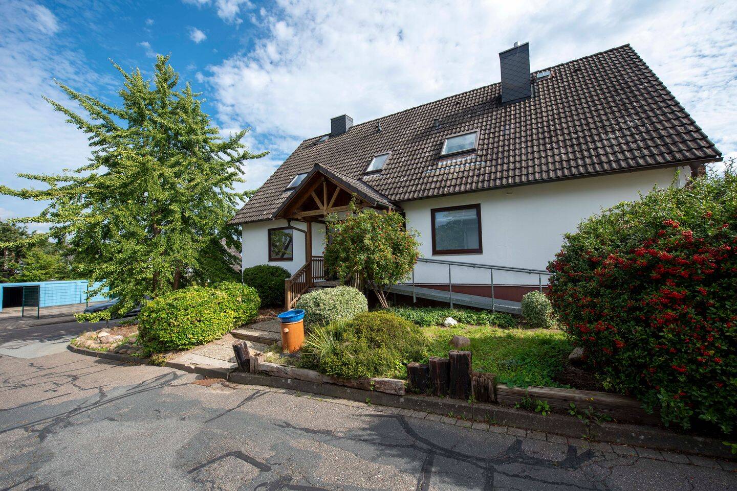 Großzügiges Zweifamilienhaus mit neun Zimmern, Gewerbegaragen und vielseitigen Nutzungsmöglichkeiten, 21217 Seevetal