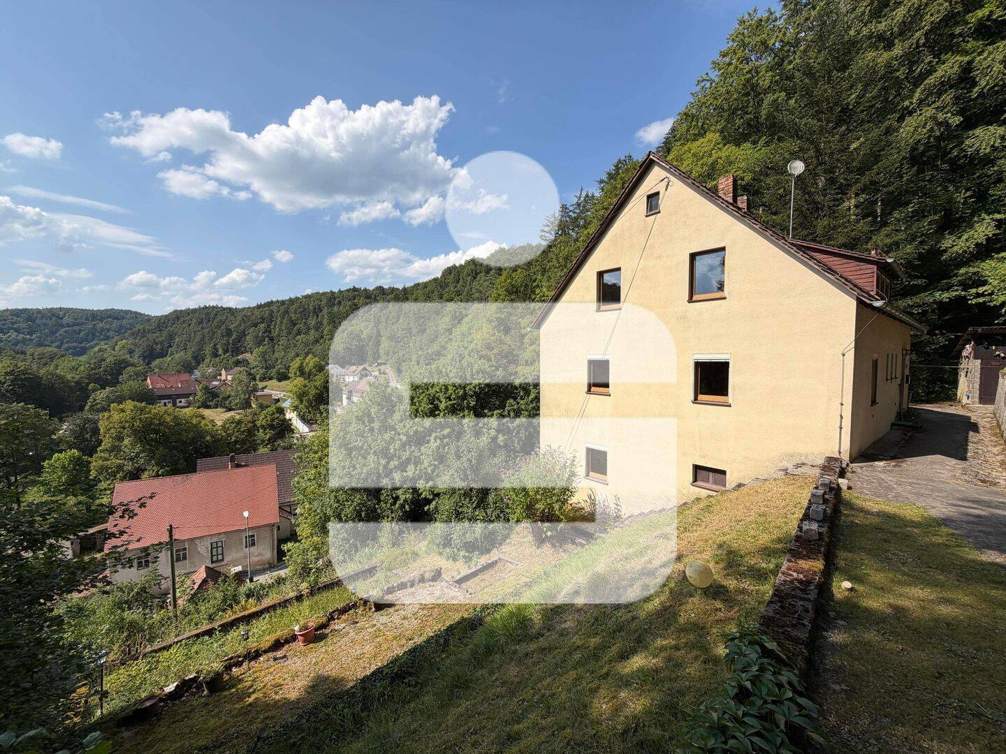 Raus aufs Land mit freier Gestaltungsmöglichkeit! Zweifamilienhaus mit Potential in Weigendorf/Oed, 91249 Weigendorf