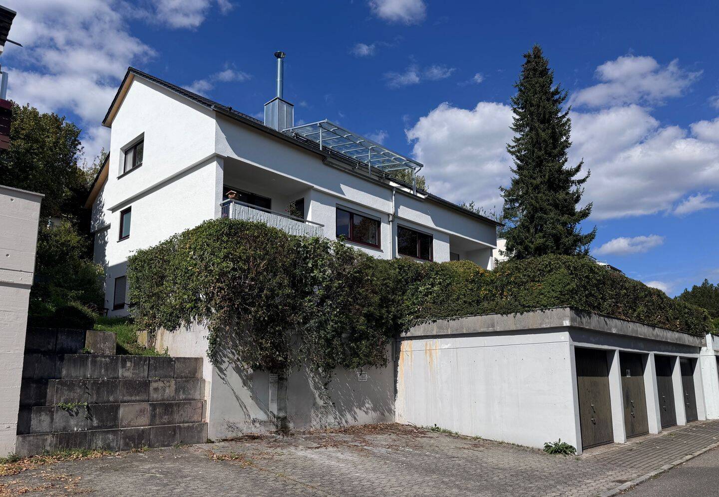 Schönes Wohnen mit Weitblick auf dem Österberg: Modernisierte 4-Zimmerwohnung im Dachgeschoss, 72074 Tübingen