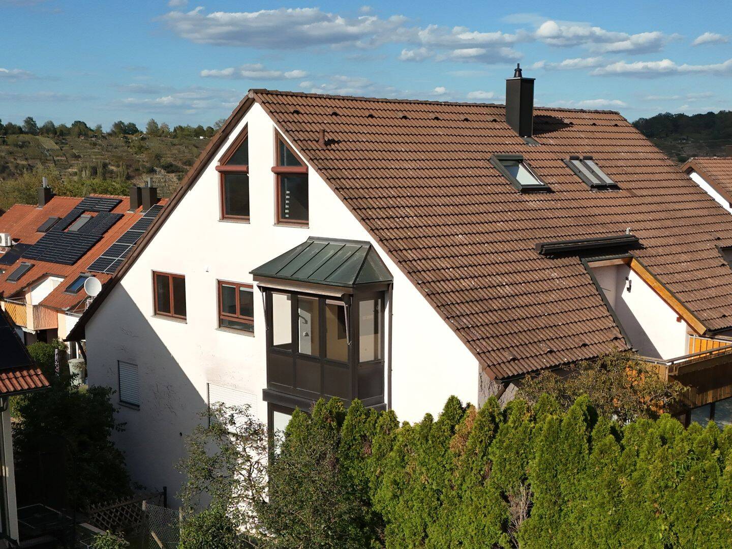 Wohnen auf zwei Ebenen: Lichtdurchflutete 4,5 Zimmer-Maisonettewohnung mit Dachbalkon + Garage, 71726 Benningen am Neckar