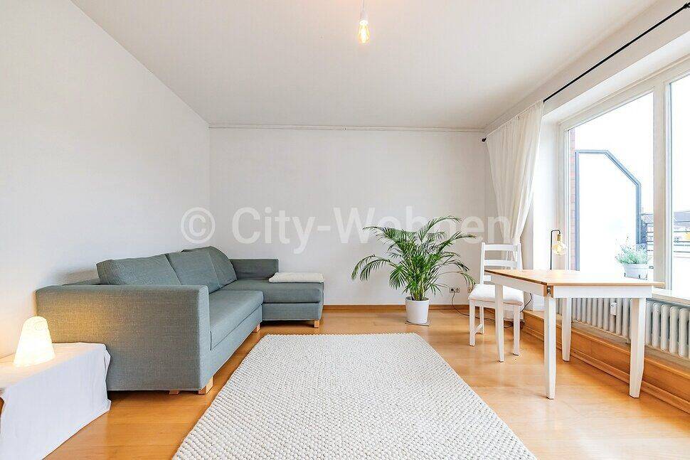 Möblierte, helle 2-Zimmer-Wohnung mit Balkon in Hamburg-Eppendorf, 20249 Hamburg (Hamburg-Nord Eppendorf Harvestehude Hoheluft-Ost Winterhude)