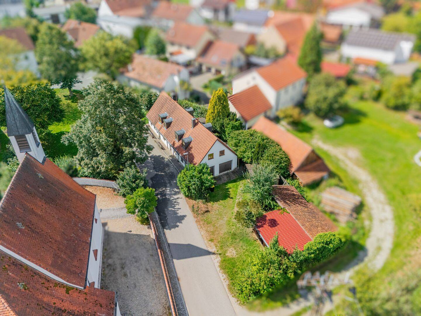 Zwei Doppelhaushälften mit historischem Charakter, viel Grün und Ausbaupotenzial in ruhiger Lage, 86558 Hohenwart