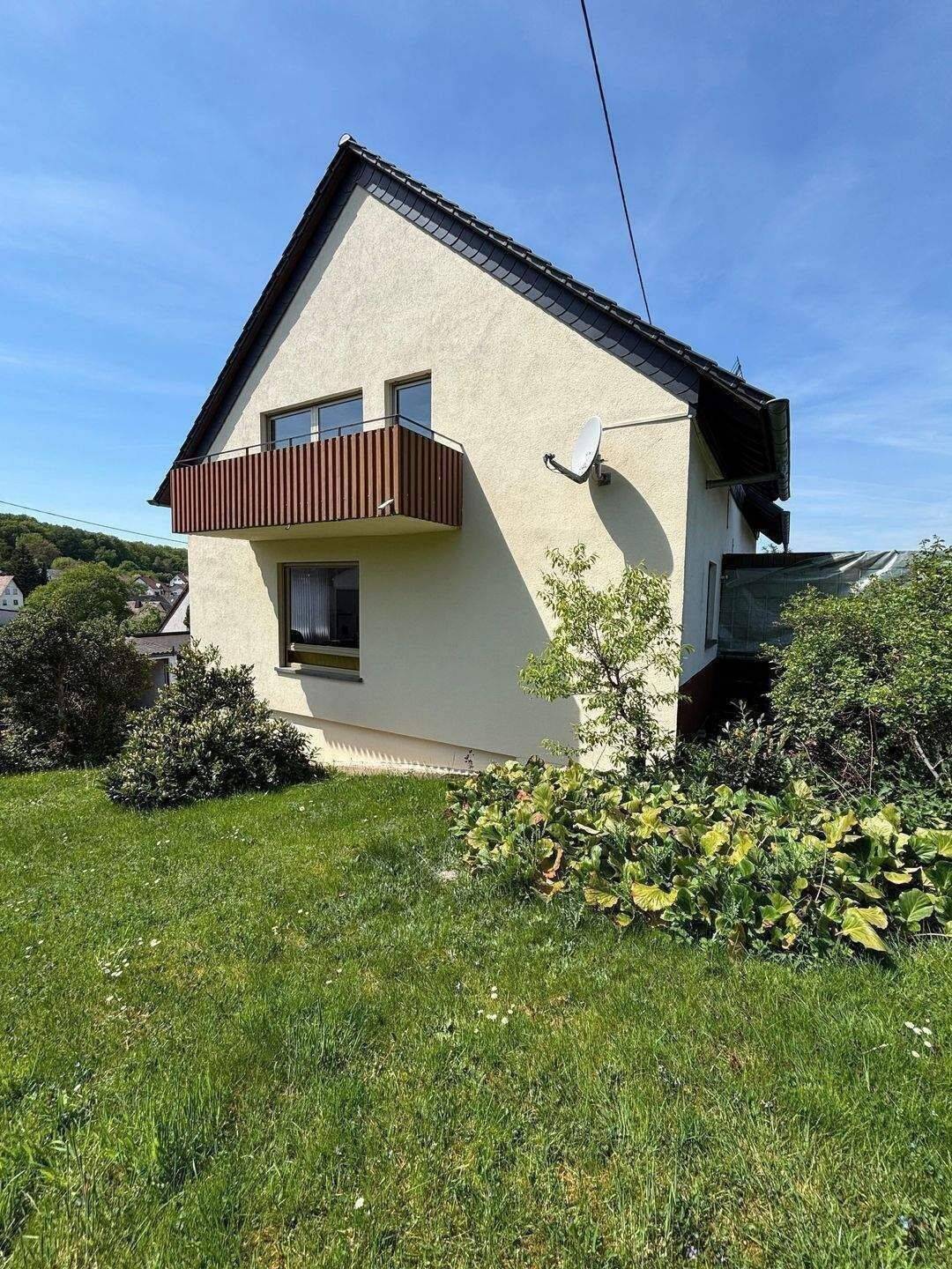 Charmantes Familienhaus mit Garage, Balkon und großem Garten in Illingen (Welschbach), 66557 Illingen