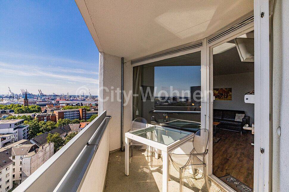 Komplett ausgestattetes Apartment mit Blick auf Elbe und Hamburger Hafen, in Hamburg-St.Pauli, 20359 Hamburg (Altona Altona-Altstadt Neustadt Sankt Pauli Sternschanze)