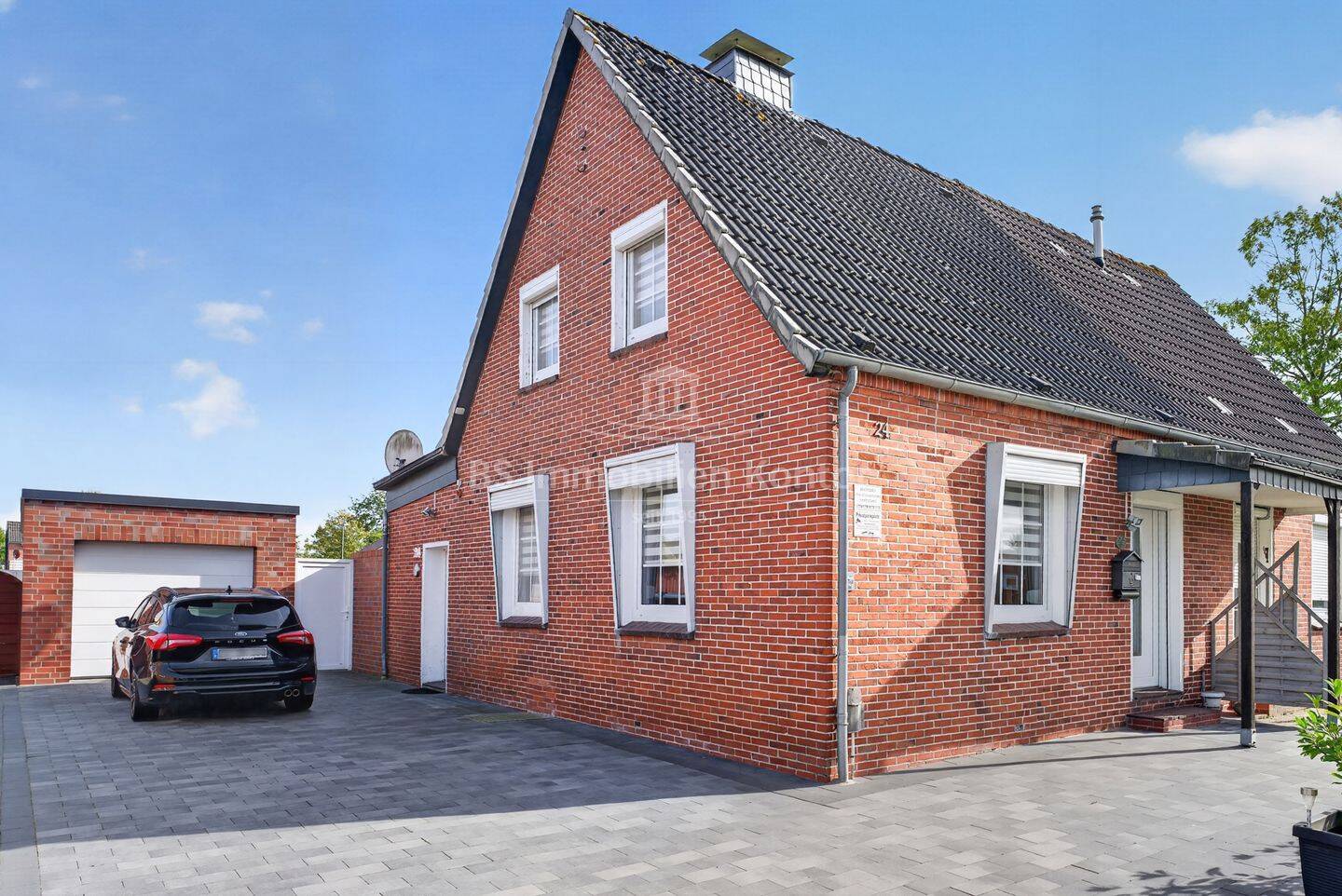 Für kleines Geld zum Eigenheim – Renov. DHH mit neuer Garage, überd. Terrasse und schönen Garten, 26826 Weener