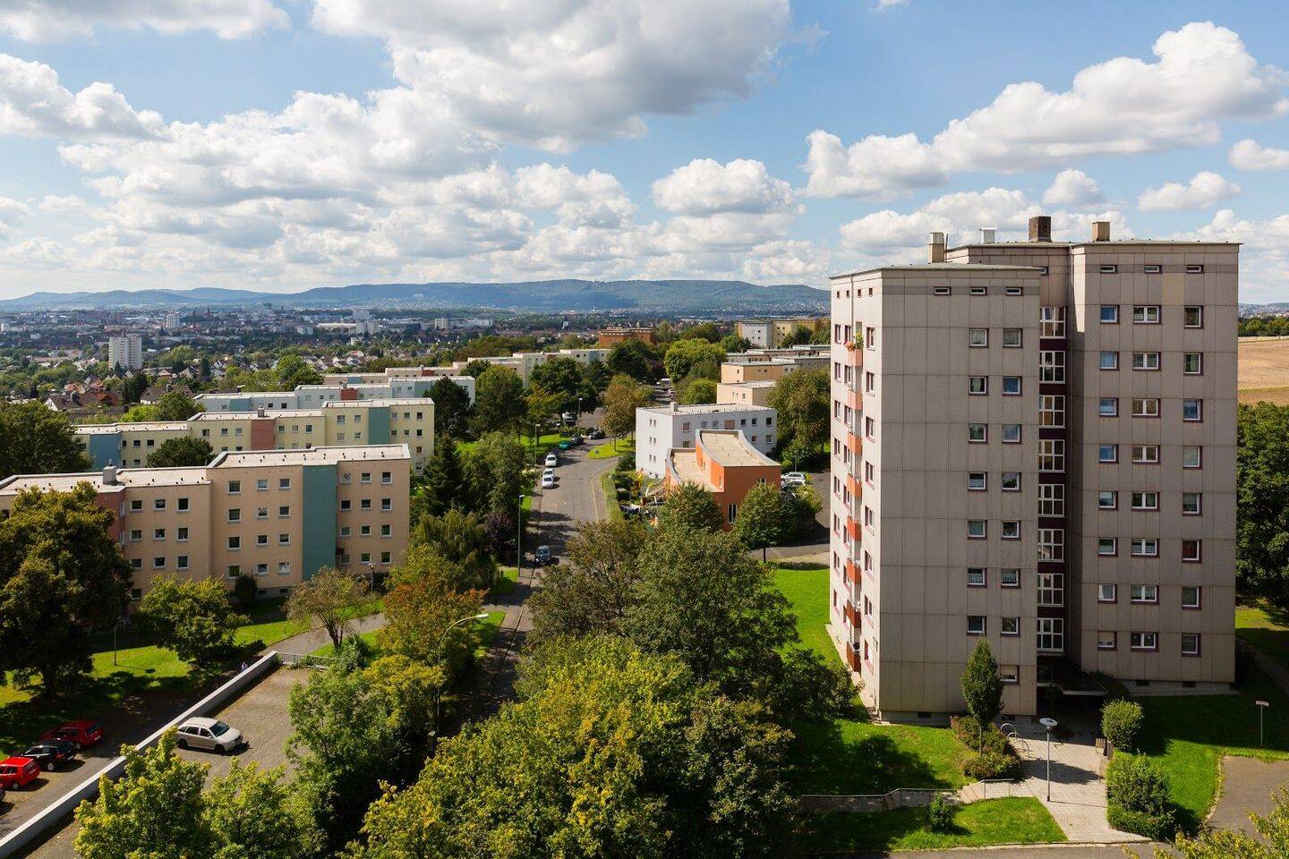 2-Zimmer-Erdgeschosswohnung mit Balkon, Badewanne und Waschmaschinenanschluss, 34125 Kassel