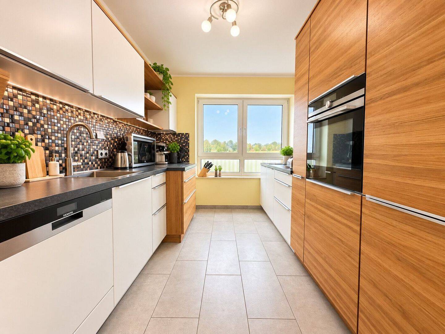 Hochwertig-Sanierte 2-Zimmer-Wohnung mit Balkon, Feldblick und Tiefgaragen-Stellplatz, 40667 Meerbusch