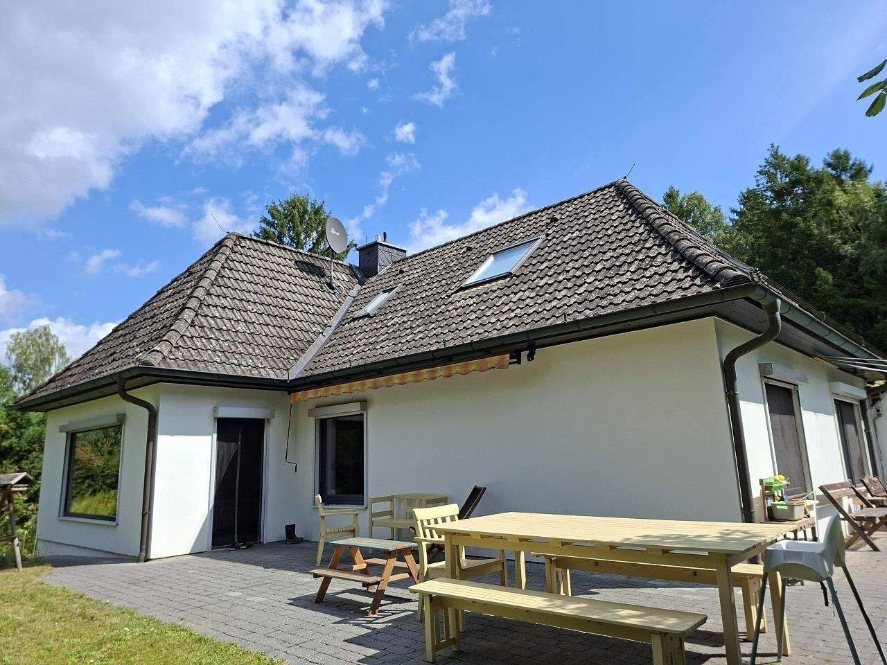 modernisiertes 5-Zimmer-Einfamilienhaus mit Teilkeller & Garagen in grüner Wohnlage, 21271 Hanstedt