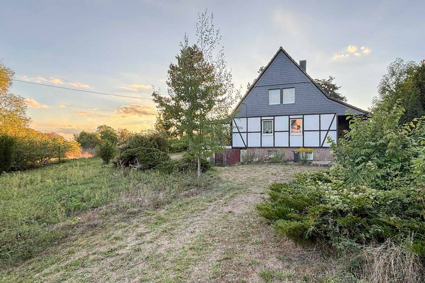 Sanierungsbedarf – ehem. DDR-Bau – 4 Zimmer mit 3.555 m² Grundstück – Direkt an der B 100, 6118 Halle (Saale)