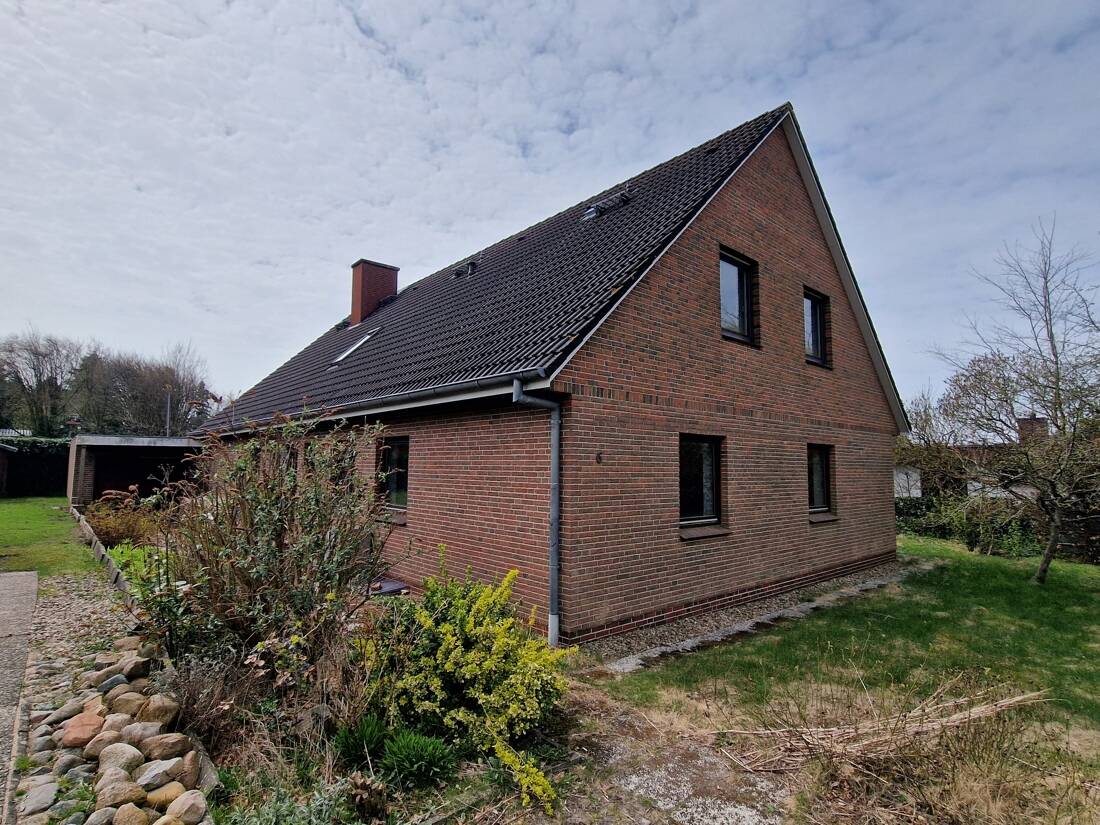 Wohnhaus mit Garage auf 779 m² großem Grundstück, 25813 Husum