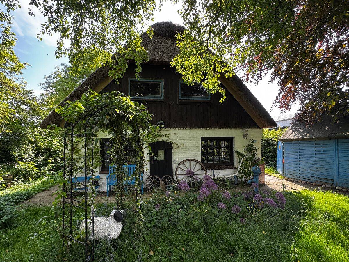 Tradition trifft Wohnkomfort – Reetdachhaus auf großzügigem Grundstück! Ihr neues Zuhause im Grünen, 25709 Kronprinzenkoog