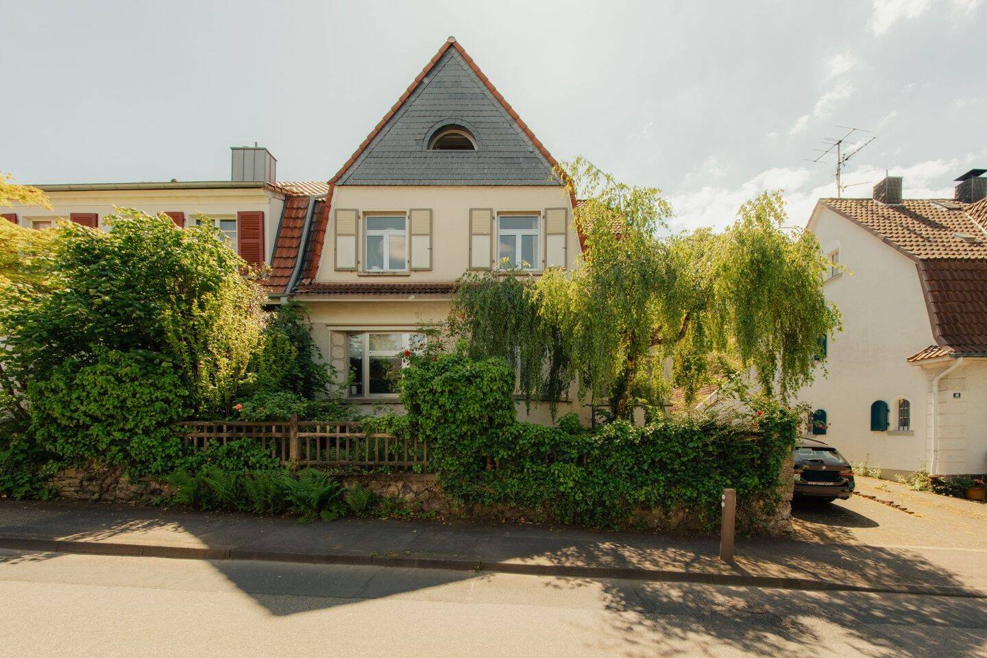 Grüne Stadtoase von 1912: Repräsentativer Altbau mit zwei Einheiten & enormem Potenzial, 51465 Bergisch Gladbach