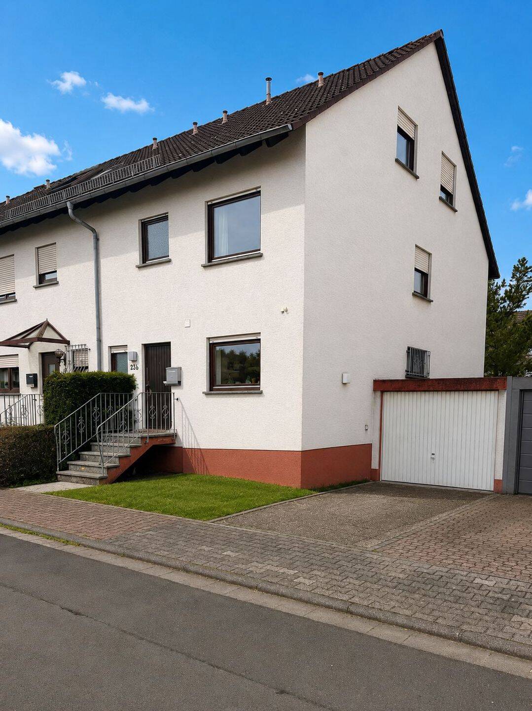Hermann Immobilien: Zentral gelegenes Reihenendhaus mit Garten, Terrasse und Ausbaupotenzial, 63486 Bruchköbel