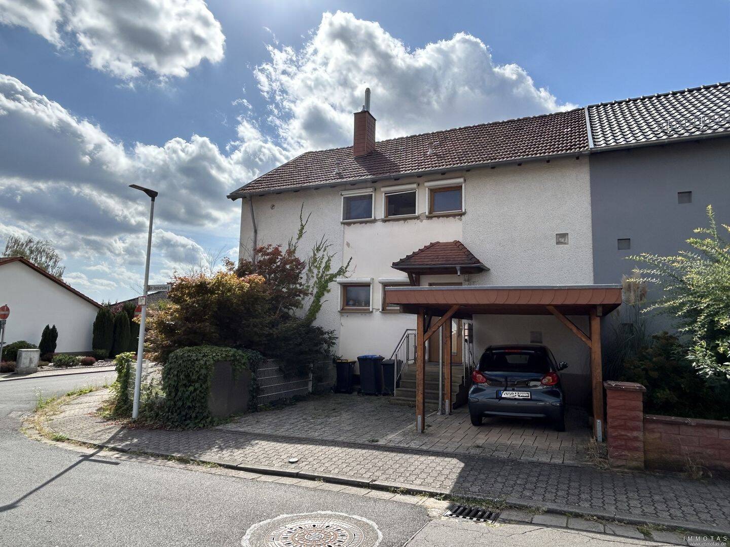 Einfamilienhaus (Doppelhaushälfte) mit Ausbaupotenzial auf Eckgrundstück in Bexbach, 66450 Bexbach