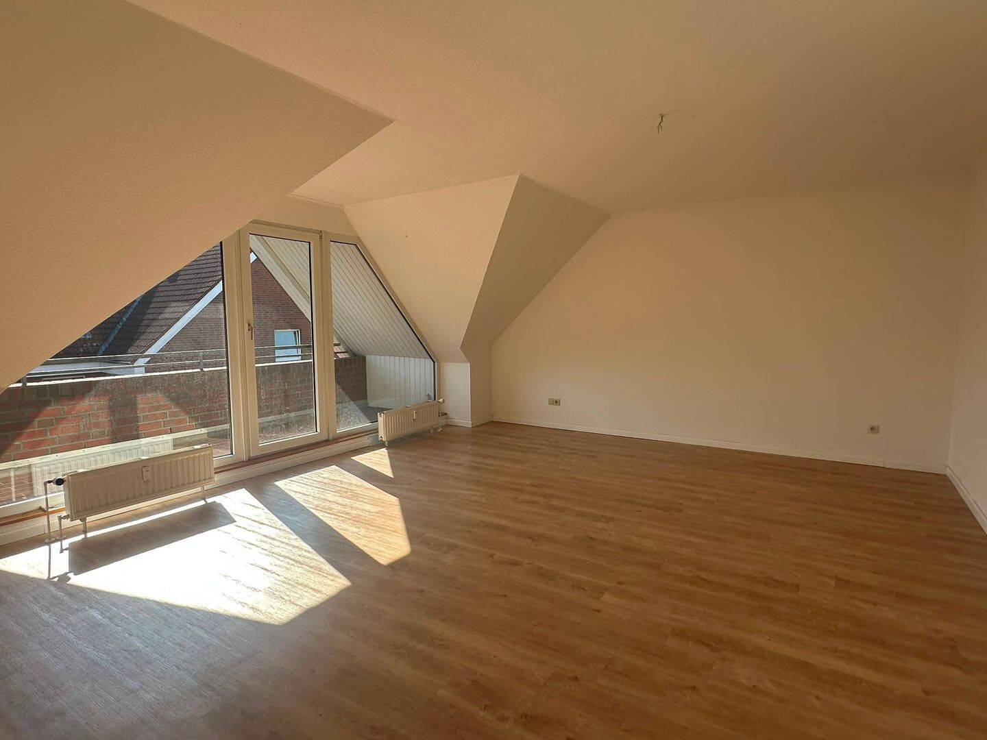 Renovierte 3-Zimmer-Dachgeschosswohnung mit BALKON und EBK, 21629 Neu Wulmstorf