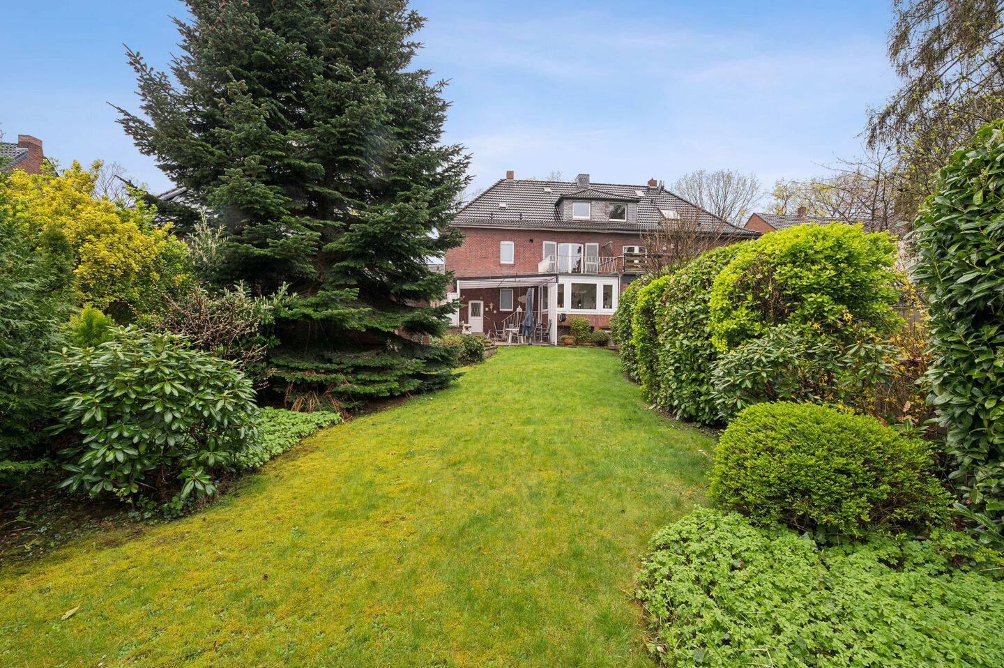 Doppelhaushälfte in Duisburg-Homberg mit Ausbaureserve & uneinsehbarem Garten, 47198 Duisburg (Alt-Homberg Hochheide)