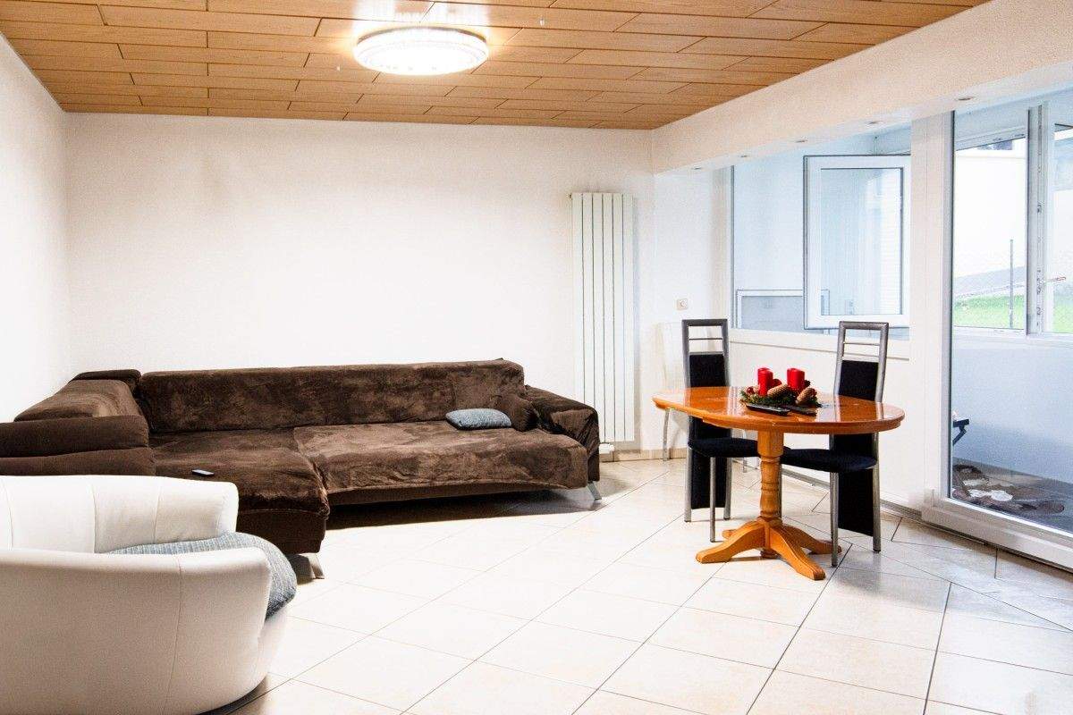 Wohnen mit Komfort: 4-Zimmer-Wohnung mit hauseigenem Hallenbad, 79595 Rümmingen