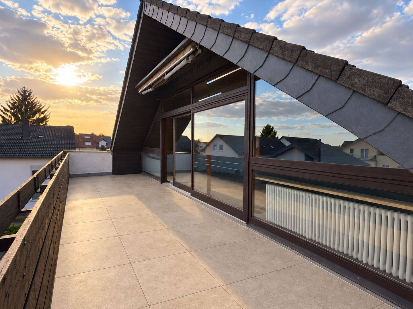 Frisch sanierte 3-Zimmer Dachgeschosswohnung mit großer Südterrasse, 69198 Schriesheim