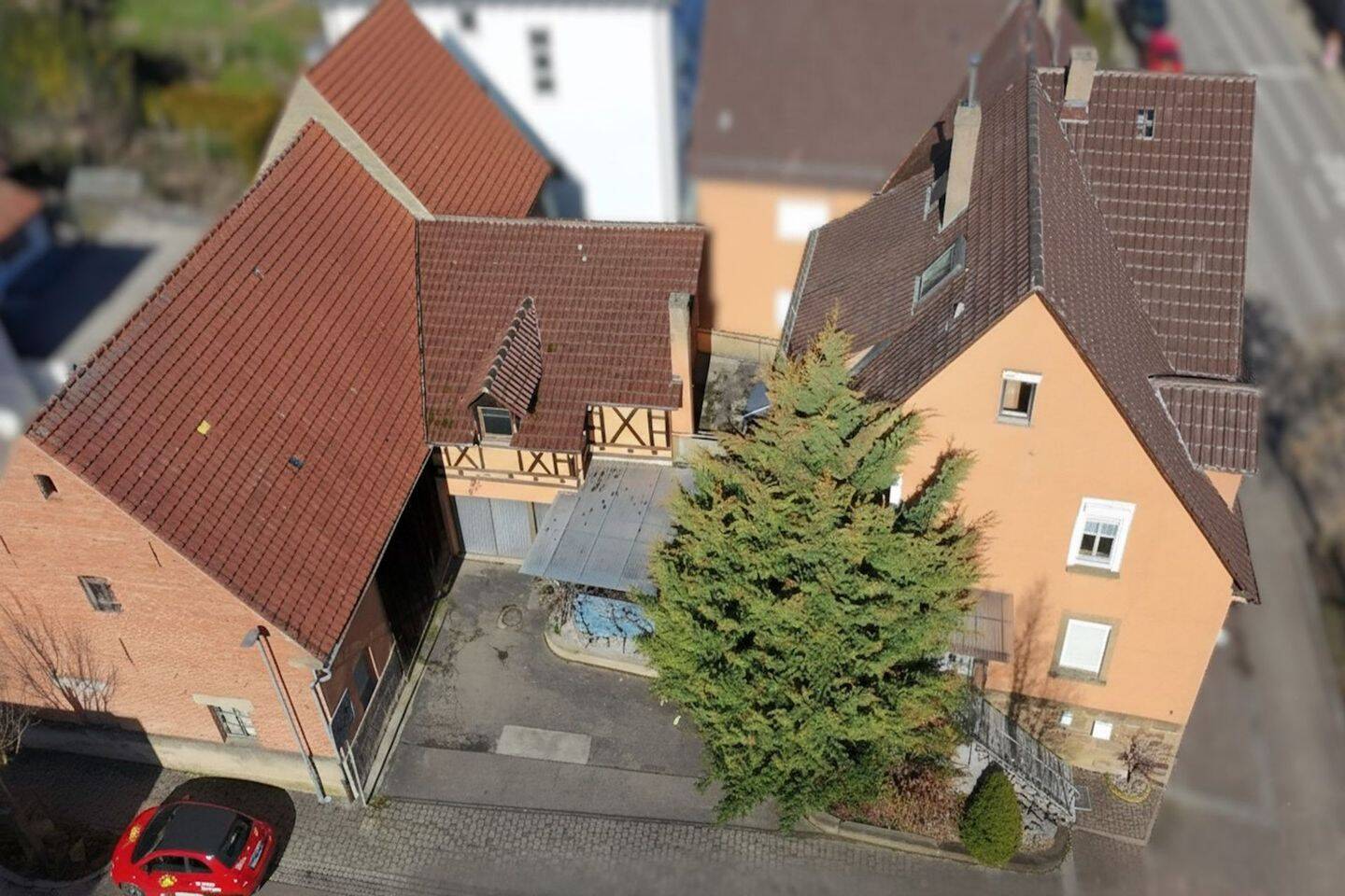 Doppelhaushälfte mit Gestaltungspotenzial und großer Scheune, 74391 Erligheim