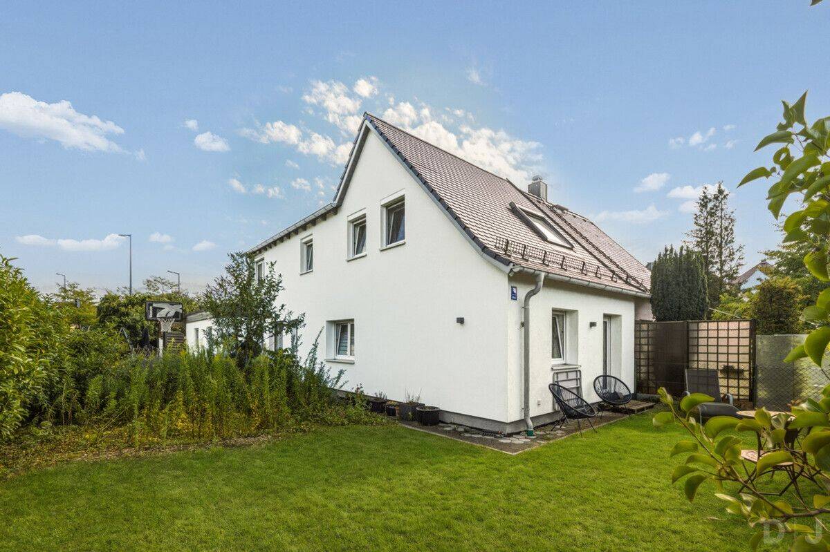 Tradition trifft Moderne: Sanierte Doppelhaushälfte mit Bungalow in Moosach, 80997 München (Allach-Untermenzing Moosach Pasing-Obermenzing)