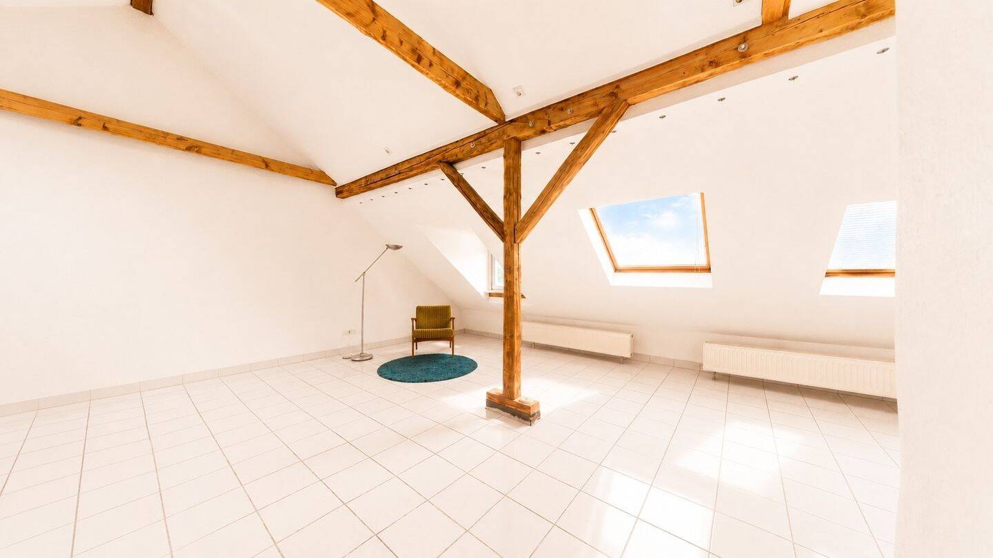 Großzügige 3,5-Zimmer-Dachgeschosswohnung mit flexibler Nutzung und 2 Stellplätzen, 44145 Dortmund (Lindenhorst Mitte)