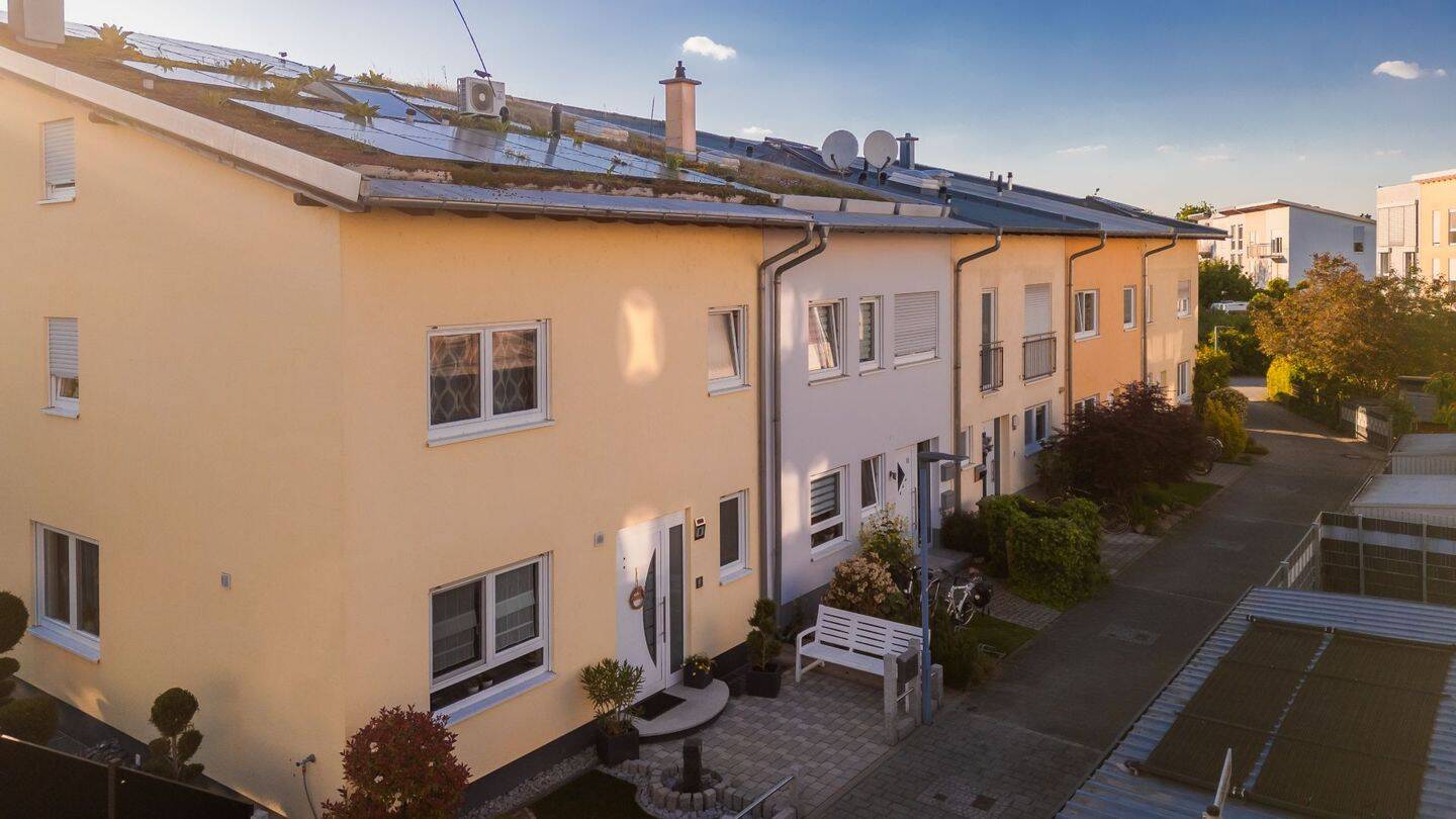 Bezugsbereit & vielseitig: Reihenmittelhaus mit vermietetem Dachgeschoss in Top-Lage von Viernheim, 68519 Viernheim