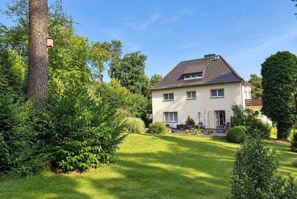Halle-Dölau: Charmante Villa in idyllischer Waldrandlage mit großem Grundstück, 6120 Halle (Saale) (Dölau Heide Nord Heide Süd Kröllwitz Lettin)