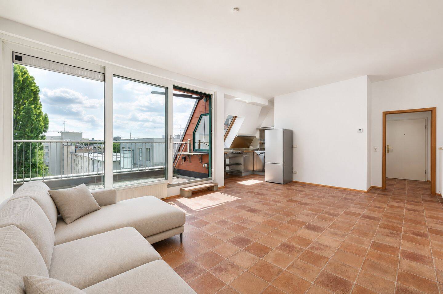 Tiergarten, nahe dem Spreeufer: Großzügige Dachgeschosswohnung mit Fahrstuhl und Südterrasse, 10785 Berlin (Mitte Kreuzberg Schöneberg Tiergarten)