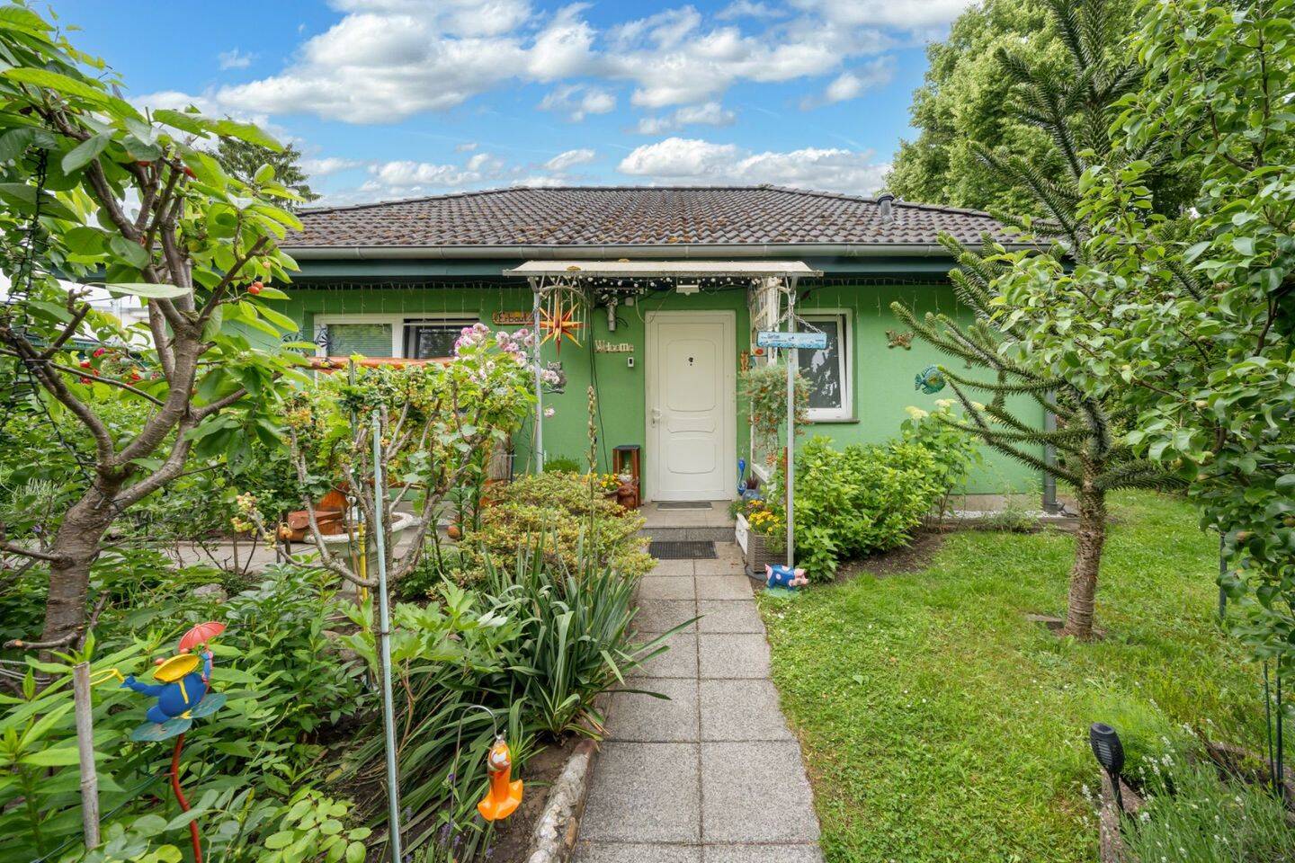 Bungalow mit traumhaftem Gartenidyll, moderner Energietechnik und barrierefreiem Wohnkomfort, 12526 Berlin (Treptow-Köpenick Bohnsdorf Kleingartenanlage Grünbergallee)