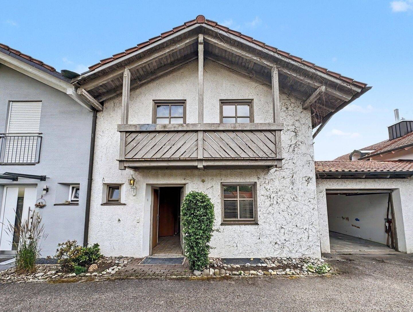 Familienoase: Großzügige Doppelhaushälfte mit sonnigem Garten, Holzbalkonen und behaglichem Holzofen, 84503 Altötting