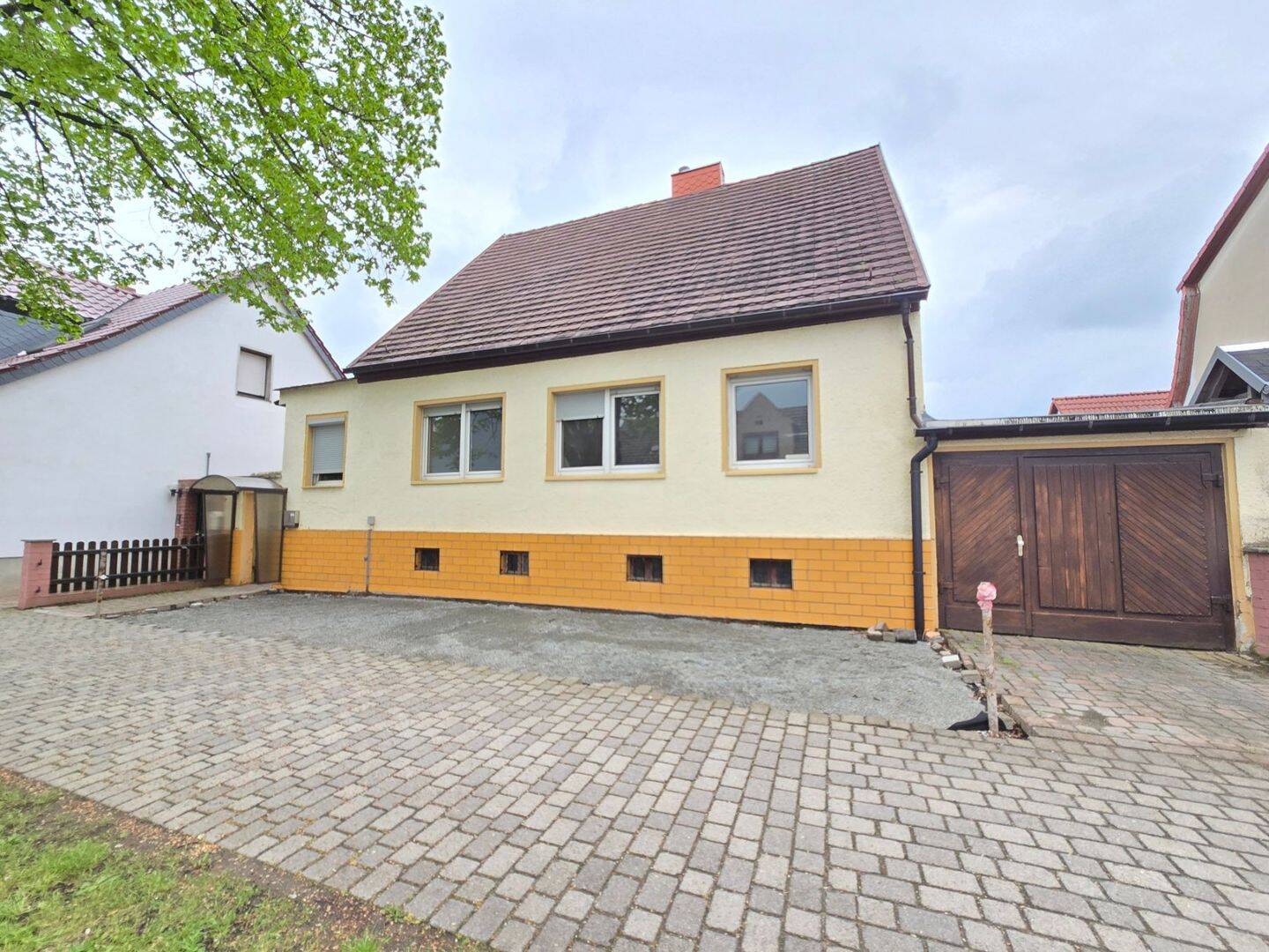 Einfamilienhaus mit schönem Garten, sowie Garage, 39418 Staßfurt