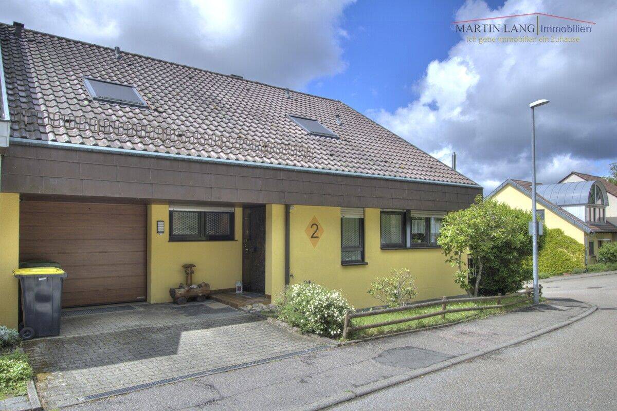 GROSSZÜGIGES EINFAMILIENHAUS MIT EINLIEGERWOHNUNG: RUHIG GELEGEN MIT SONNENGARTEN UND 3 GARAGEN, 74392 Freudental
