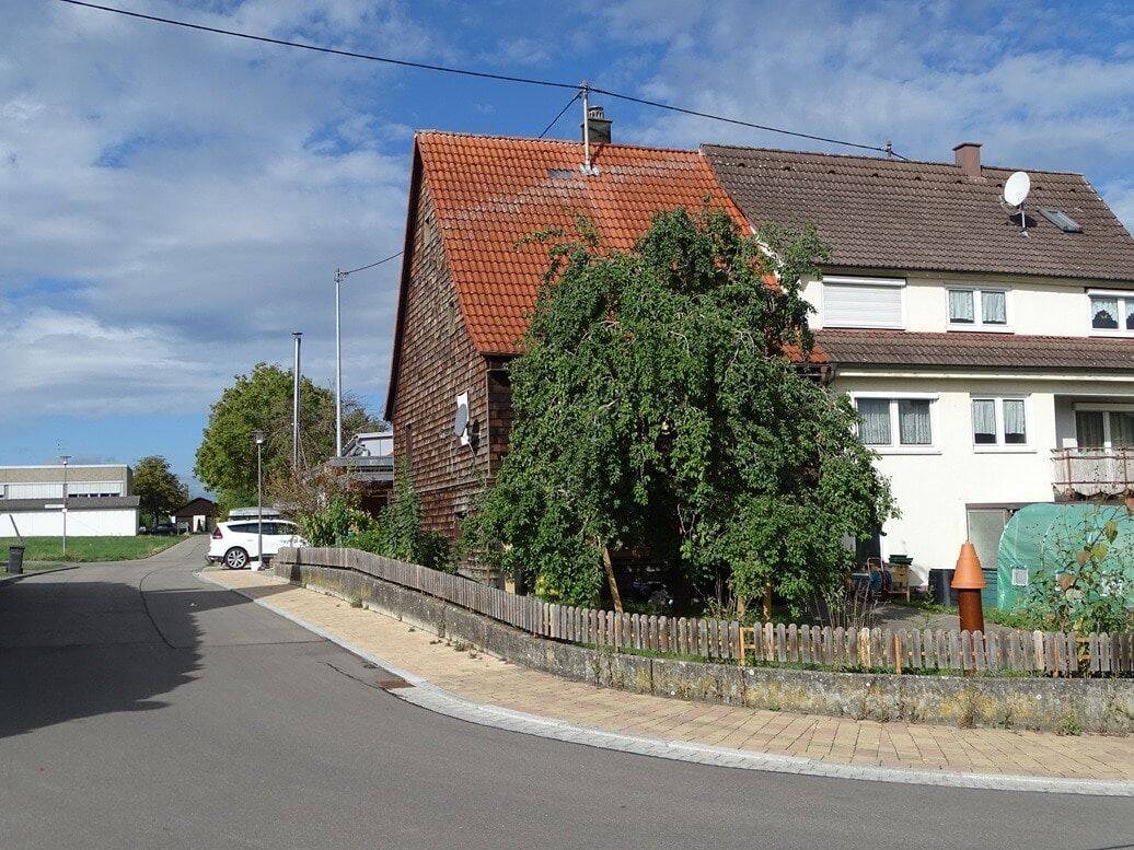 Einfamilienhaus mit „Zweithaus“ in Tuningen, 78609 Tuningen