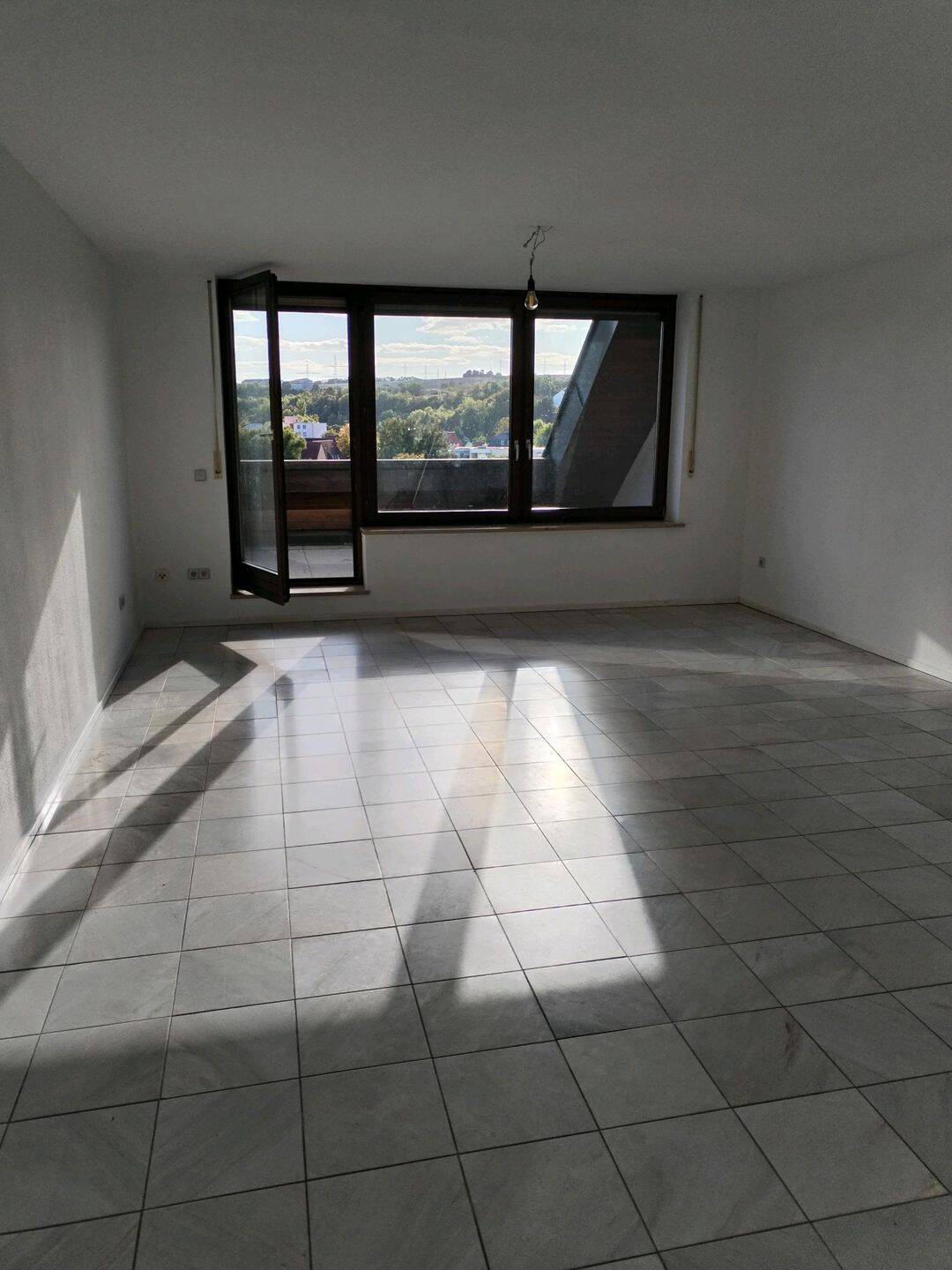 Helle 3-Zimmer-Wohnung mit Balkon und schönem Ausblick in Würzburg – Nachmieter gesucht, 97078 Würzburg (Grombühl Lindleinsmühle Versbach)