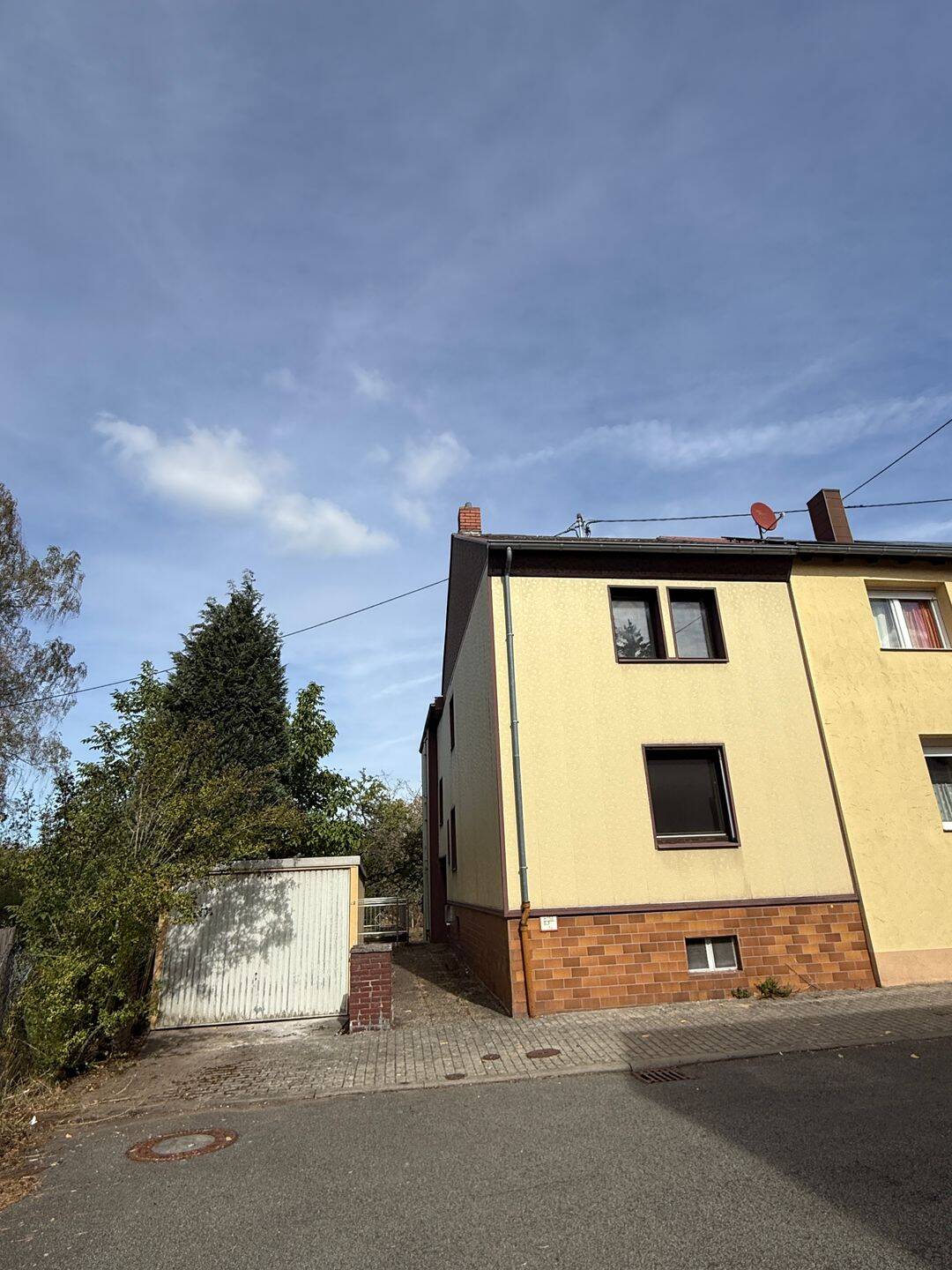 Sanierungsbedürftiges Reihenendhaus mit Garten in Saarbrücken-Ensheim, 66131 Saarbrücken