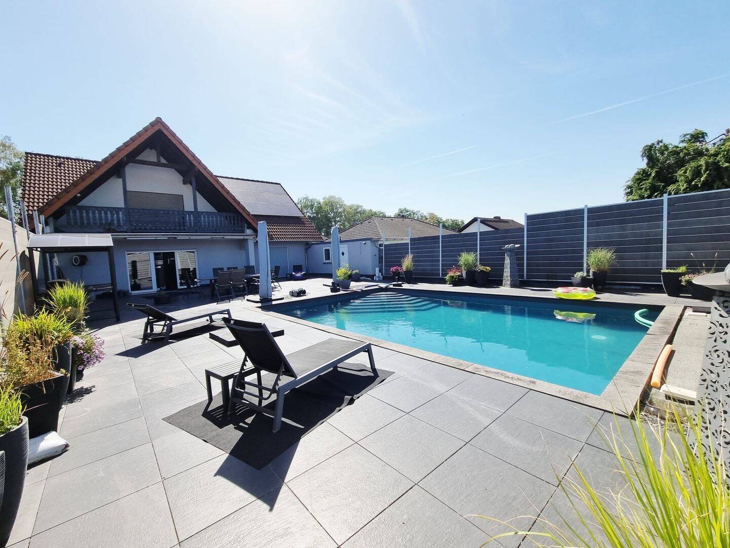 Herschbach/UWW: Die Alternative zum Neubau- Freistehendes Einfamilienhaus mit Pool und Garage, 56249 Herschbach