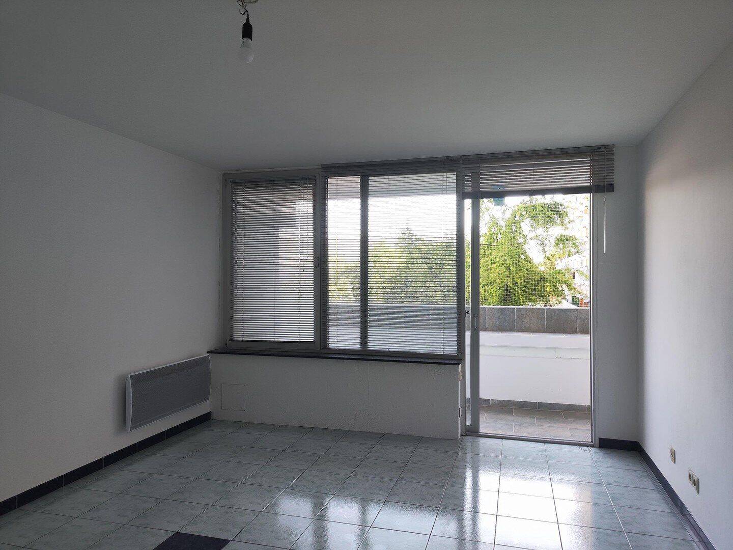 von Privat – Helle 2-Zimmerwohnung mit großer, wettergeschützter Südwestloggia – München-Bogenhausen, 81925 München (Bogenhausen)