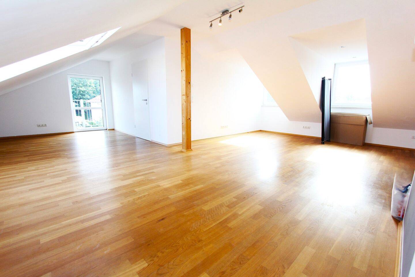Traumhafte 1,5 Zi.-DG.-Whg. mit Süd-/Balkon mit Klimaanlage in München „Am Hart“ zur Miete., 80937 München (Milbertshofen-Am Hart)