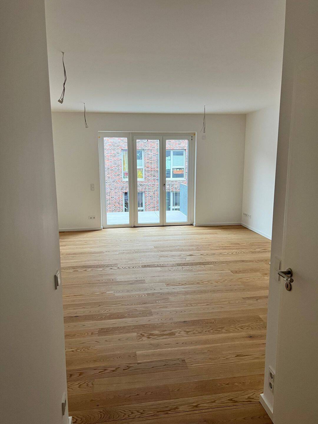 Neuwertige 3-Zi.-Whg. (BJ`22) Südbalkon, TG-Stellplatz, Fußbodenheizung, Einbauküche, Kochinsel, 30177 Hannover