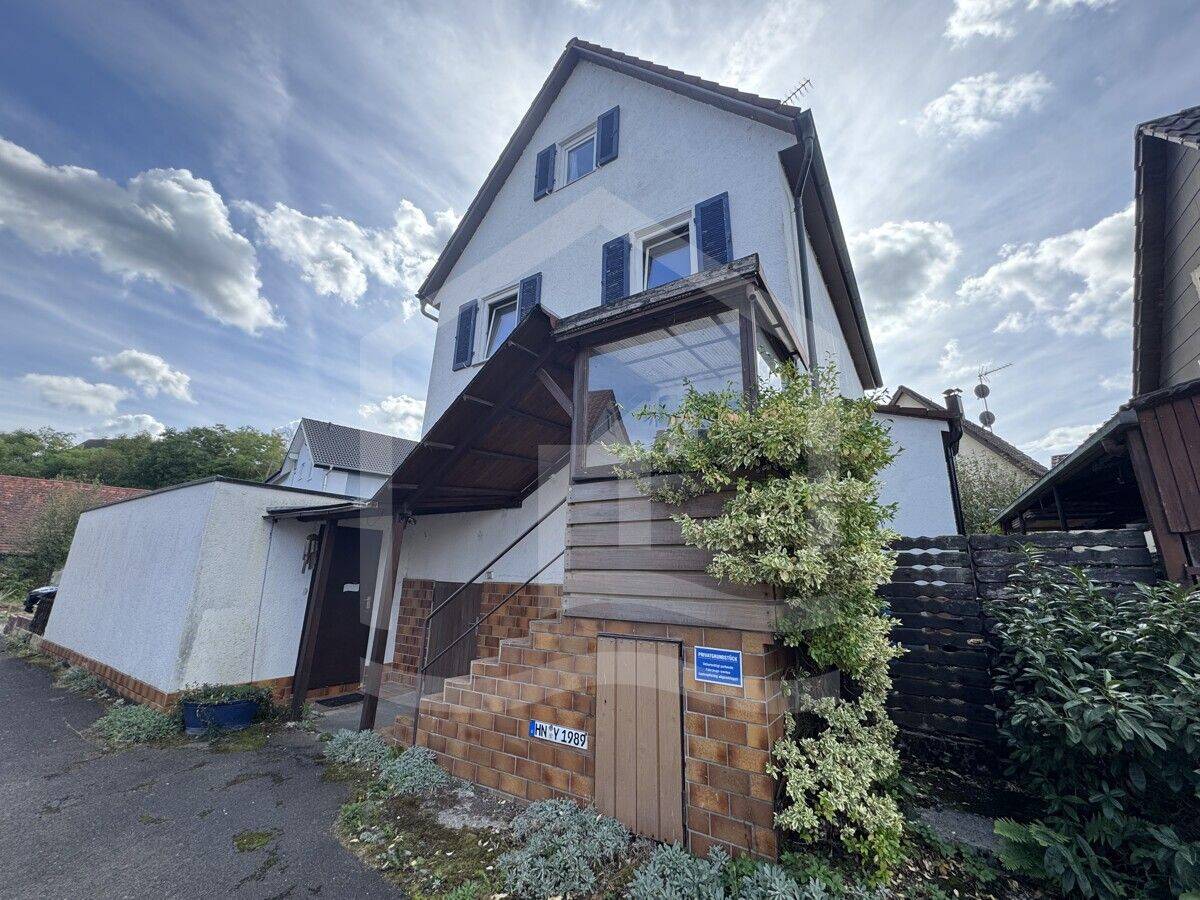Charmantes Eigenheim mit Potenzial: Freistehendes Haus mit Doppelgarage & Loft in Obersulm-Willsbach, 74182 Obersulm