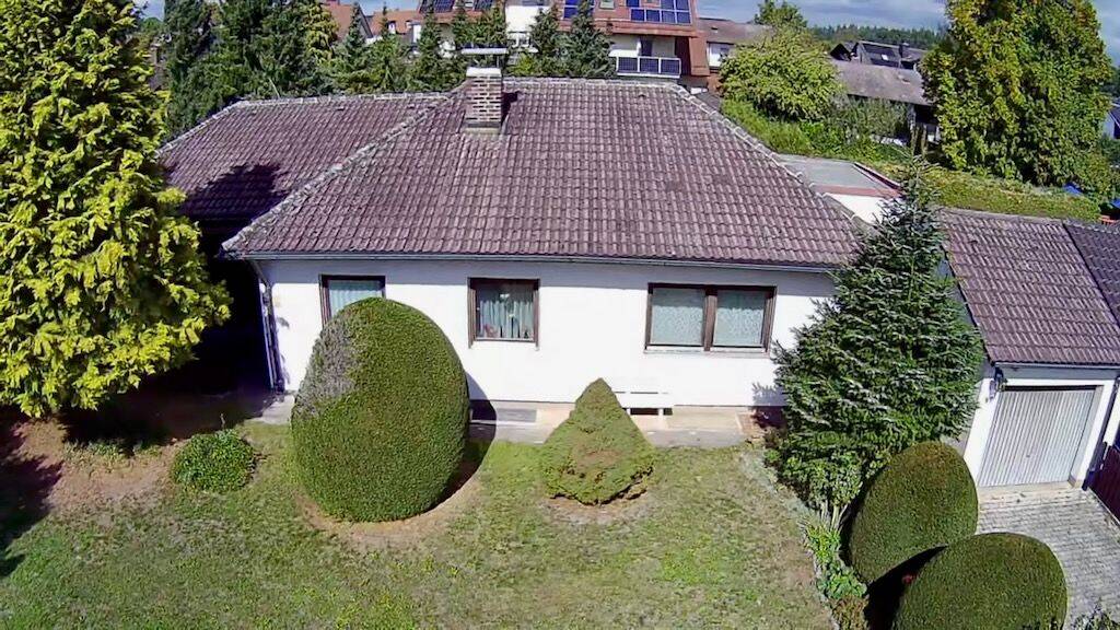 Großzügiger Stein-auf-Stein Bungalow, hochwertige Ausstattung in gewachsener Wohnlage von Tiefenbach, 84184 Tiefenbach