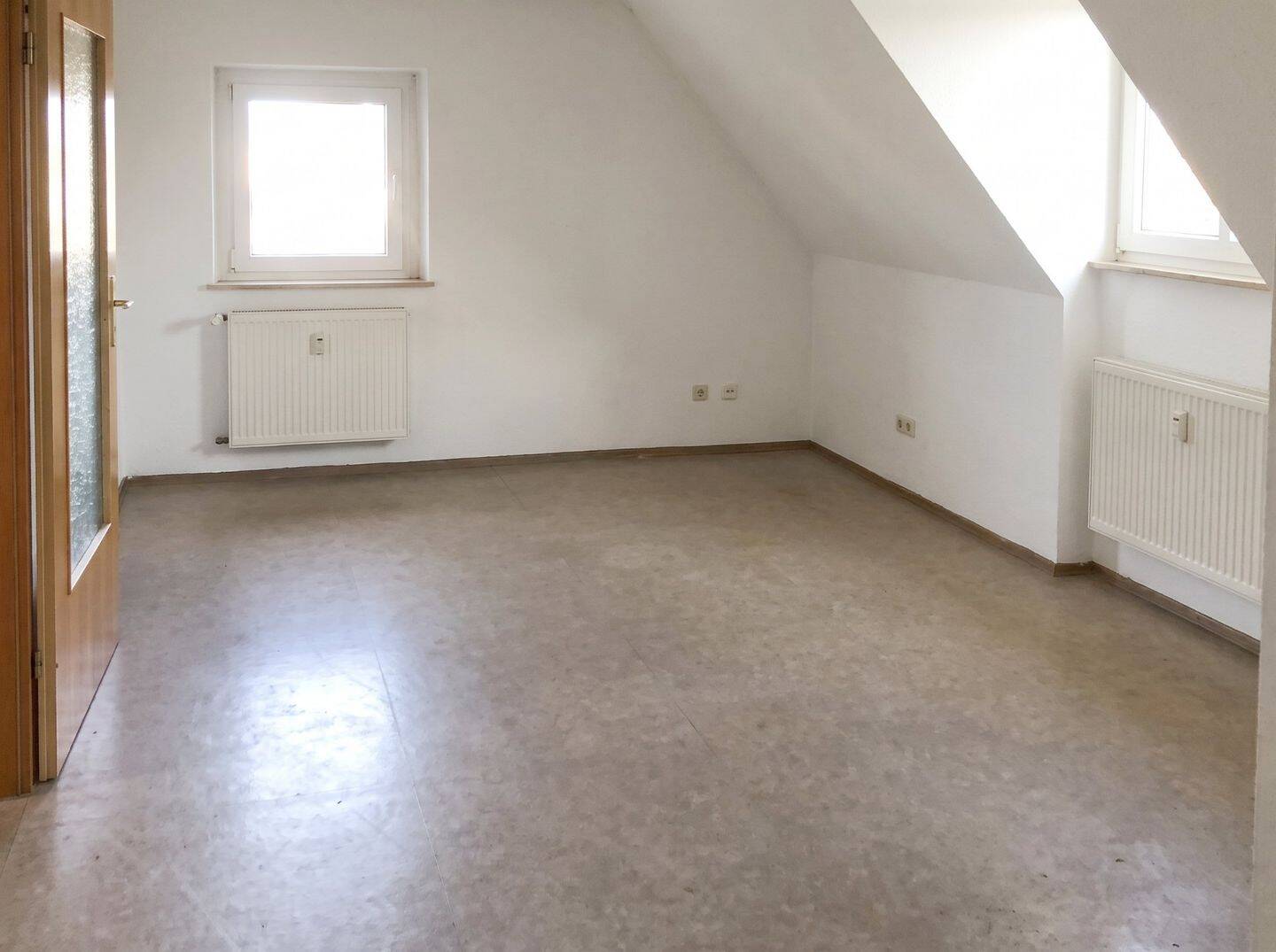 Gemütliche 2-Zimmer-Dachgeschosswohnung mit großem Wohnraum, 91126 Rednitzhembach