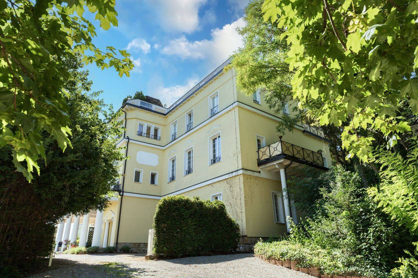Wohnen im Villenanwesen: Helle 2-Zimmer-Wohnung mit viel Privatsphäre in Jena, 7743 Jena
