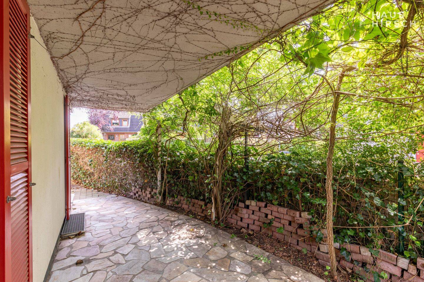 Städtisches Refugium mit eingezäuntem Garten und 2 TG-Stellplätzen, 22529 Hamburg (Hamburg-Nord)