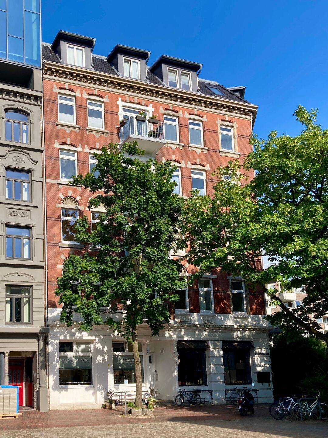 Zeughausmarkt: Attraktive und großzügige Altbauwohnung mit Balkon und Elphi-Blick, 20459 Hamburg (Mitte Hamburg-Altstadt Neustadt Sankt Pauli)