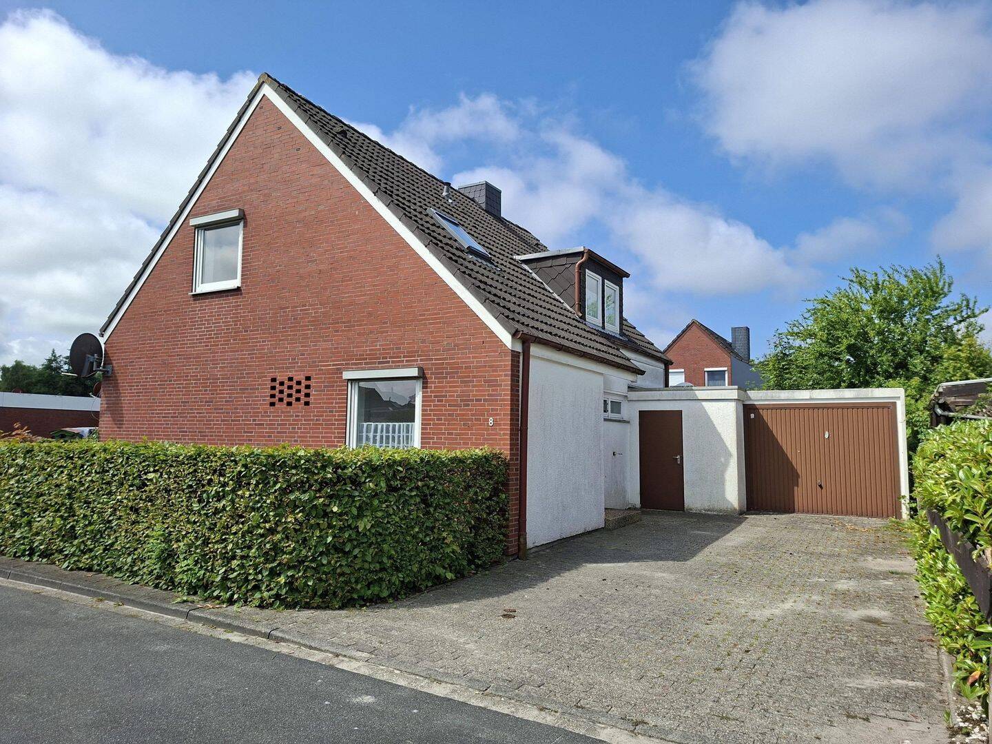 Einfamilienhaus – ruhige Lage – Wintergarten – 2 Badezimmer – 3 Garagen – 3 Stellplätze, 26419 Schortens (Stadt Wilhelmshaven)