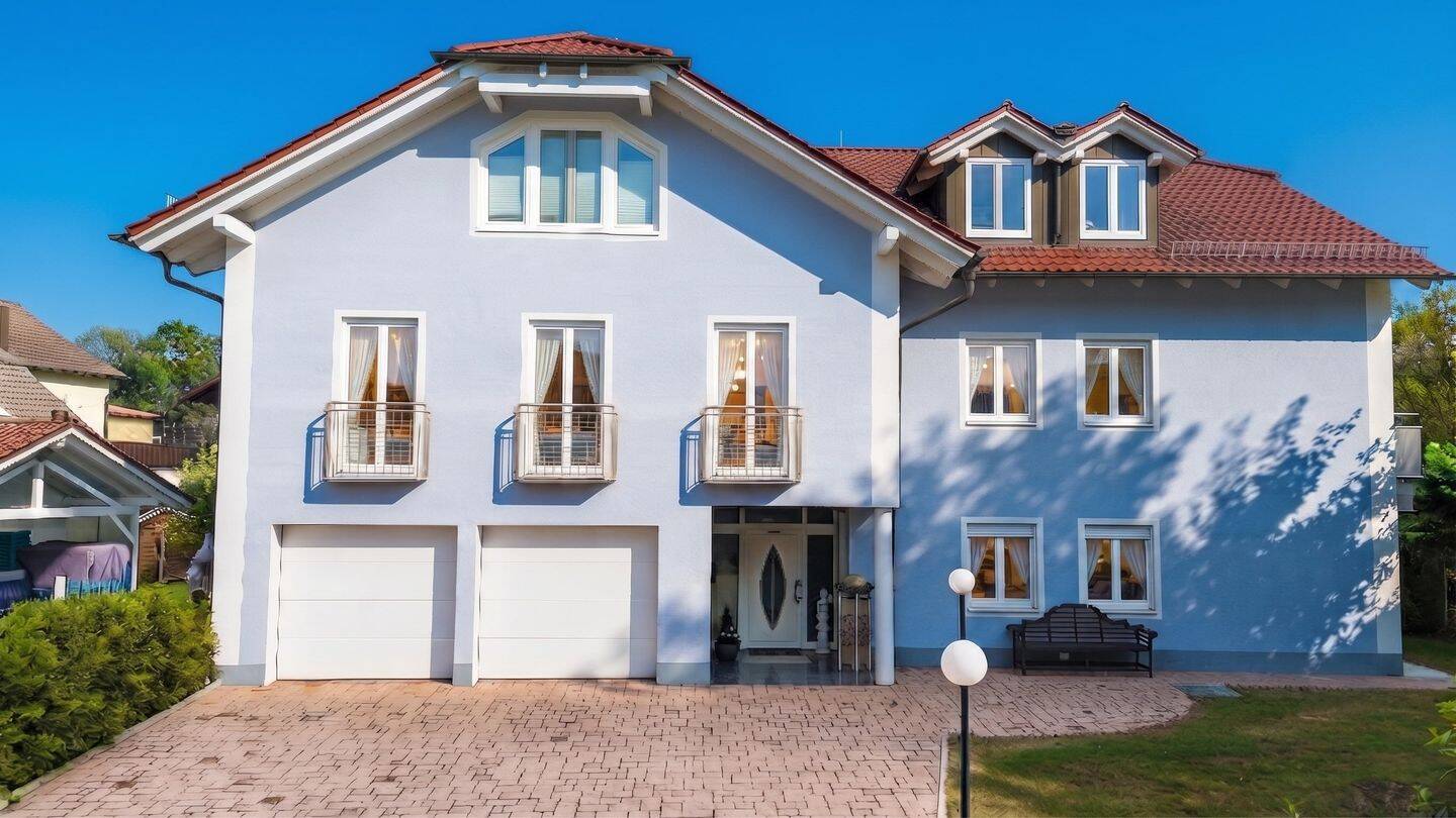 Luxuriöses Einfamilienhaus Mehrfamilienhaus Wohnhaus mit Einliegerwohnung im Zentrum von Schöllnach, 94508 Schöllnach