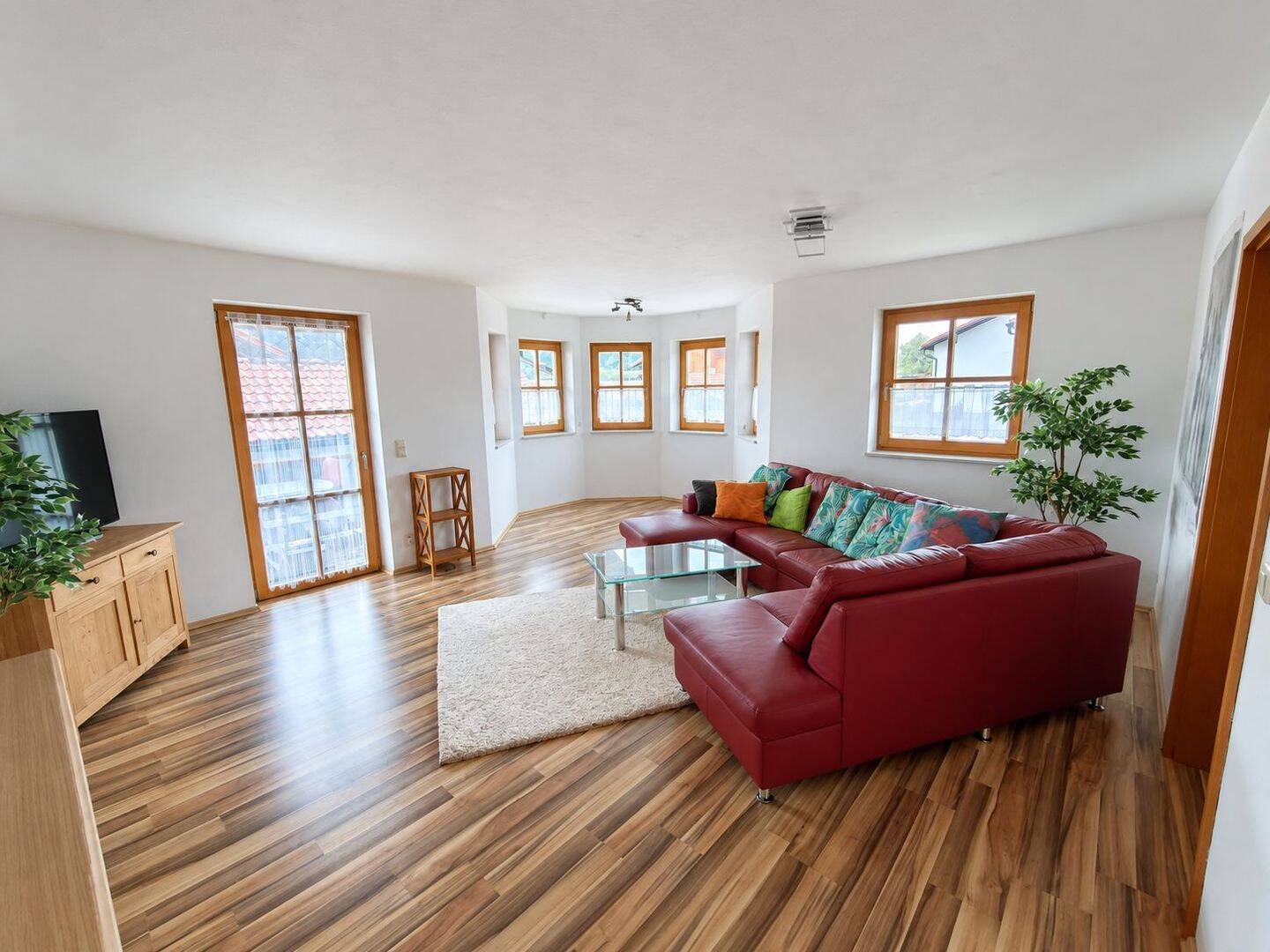 138 m² im Erdgeschoss: 4-Zimmer-Wohnung mit Garten, zwei Balkonen und Garage, 94572 Schöfweg